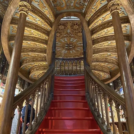 Gardens - Historic House, By Hopstays *