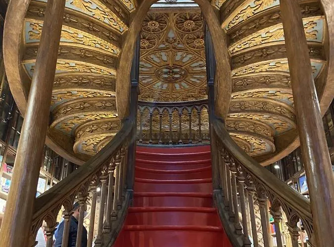 Gardens - Historic House, By Hopstays *